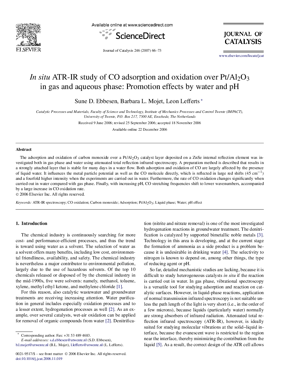 In situ ATR-IR study of CO adsorption and oxidation over Pt/Al2O3 in gas and aqueous phase: Promotion effects by water and pH