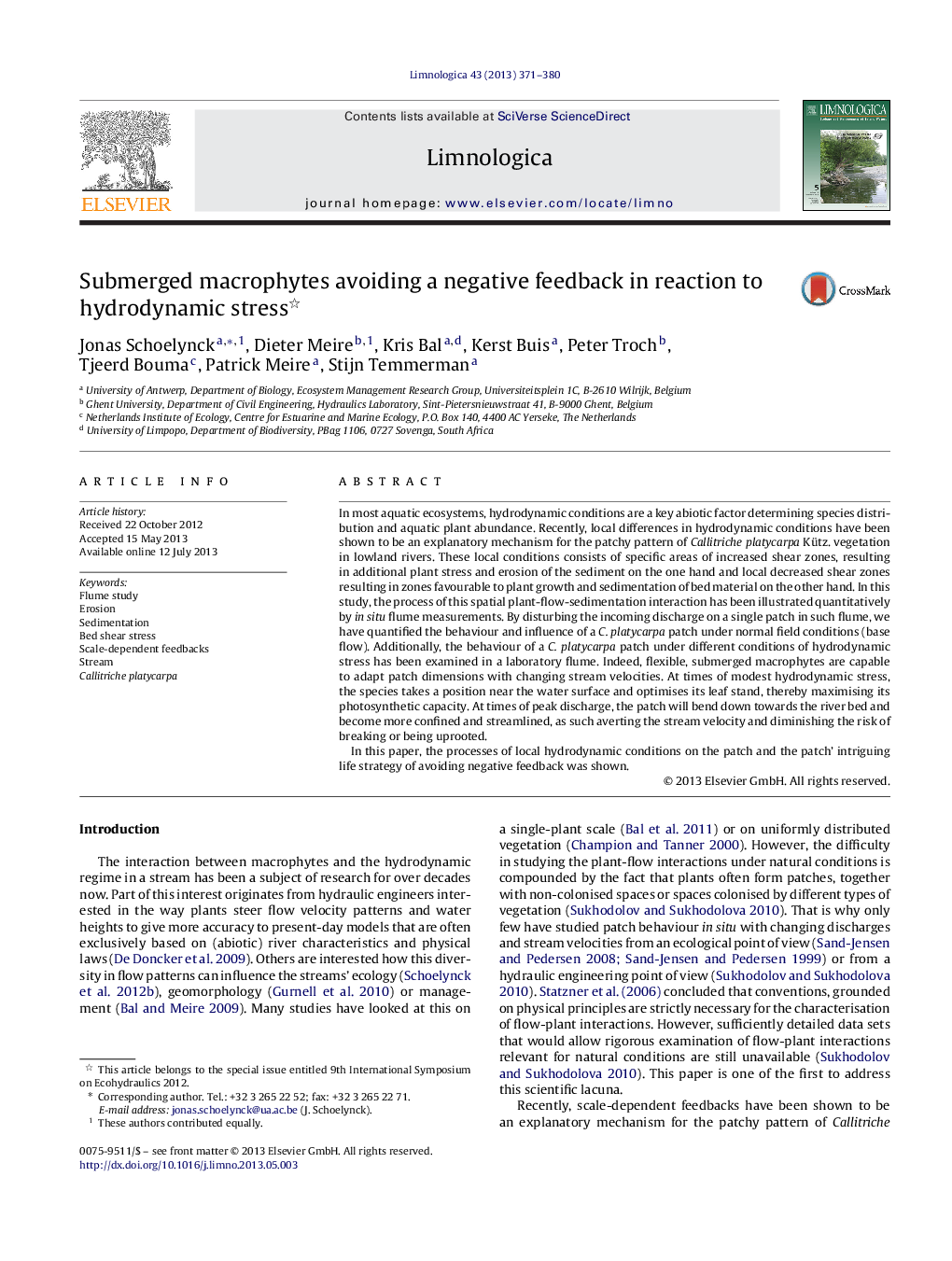 Submerged macrophytes avoiding a negative feedback in reaction to hydrodynamic stress