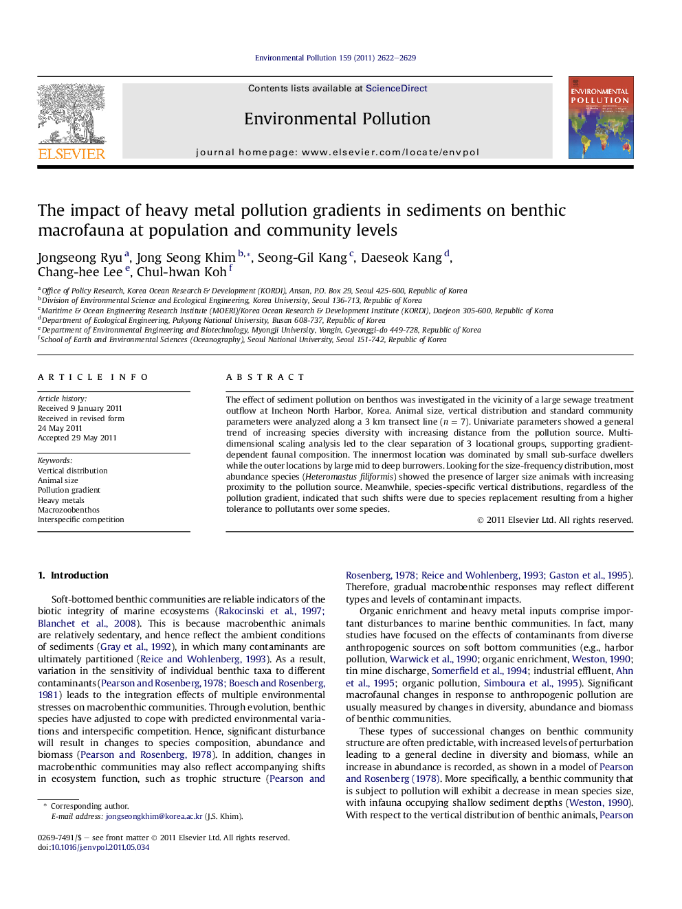 The impact of heavy metal pollution gradients in sediments on benthic macrofauna at population and community levels