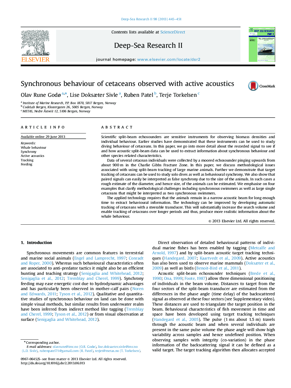 Synchronous behaviour of cetaceans observed with active acoustics