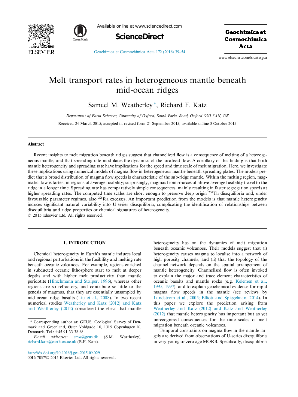 Melt transport rates in heterogeneous mantle beneath mid-ocean ridges