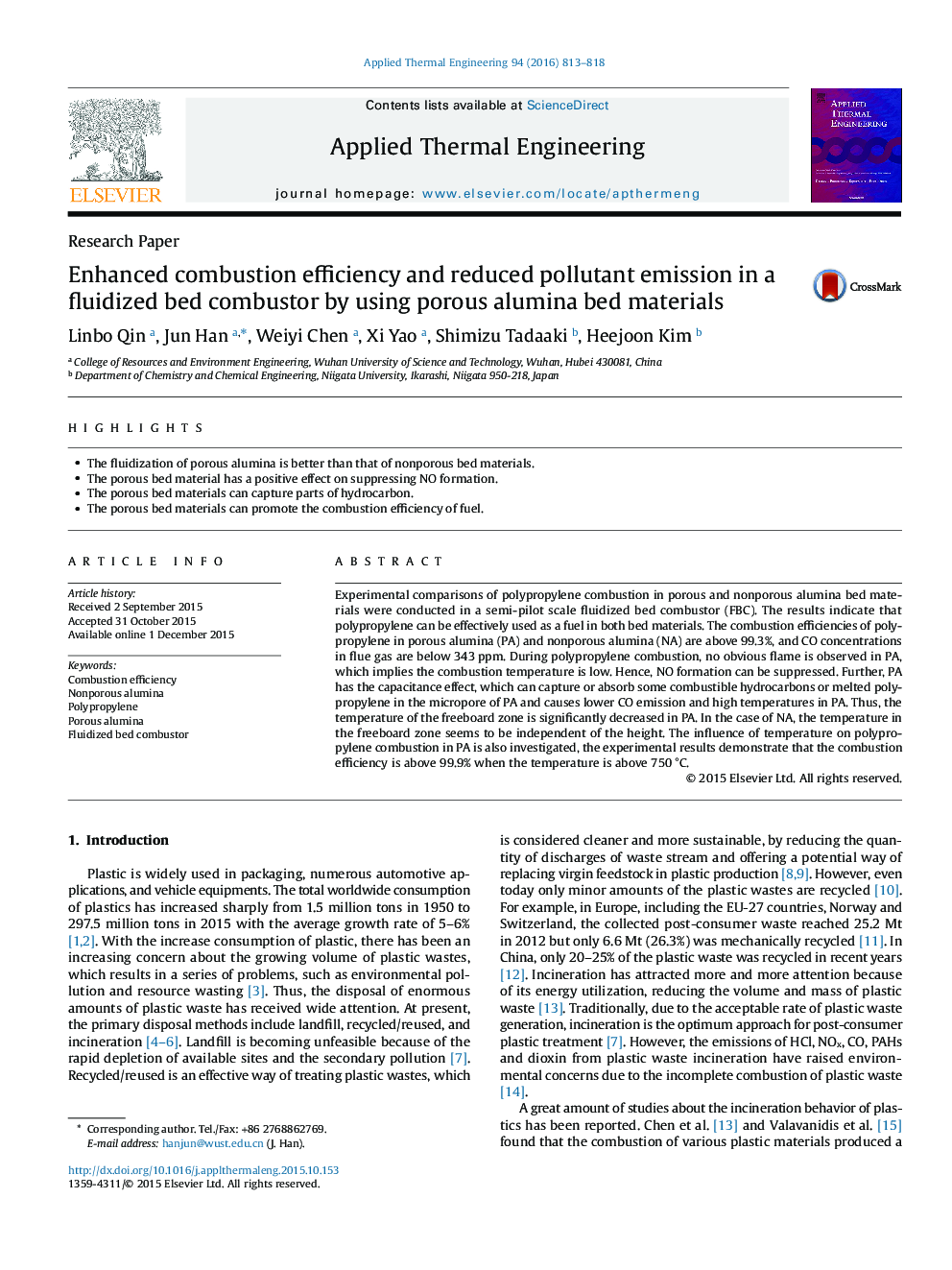 Enhanced combustion efficiency and reduced pollutant emission in a fluidized bed combustor by using porous alumina bed materials