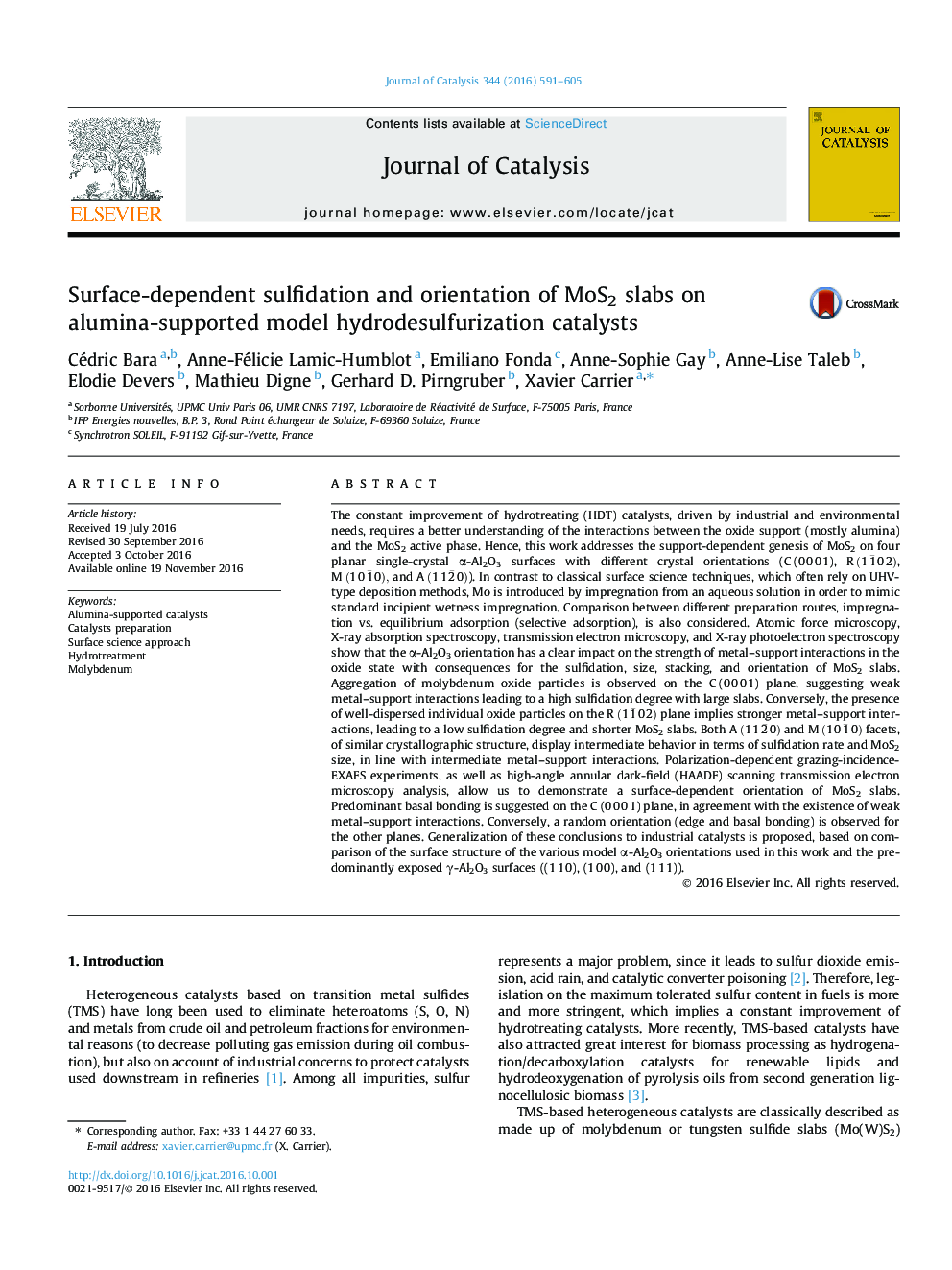 Surface-dependent sulfidation and orientation of MoS2 slabs on alumina-supported model hydrodesulfurization catalysts