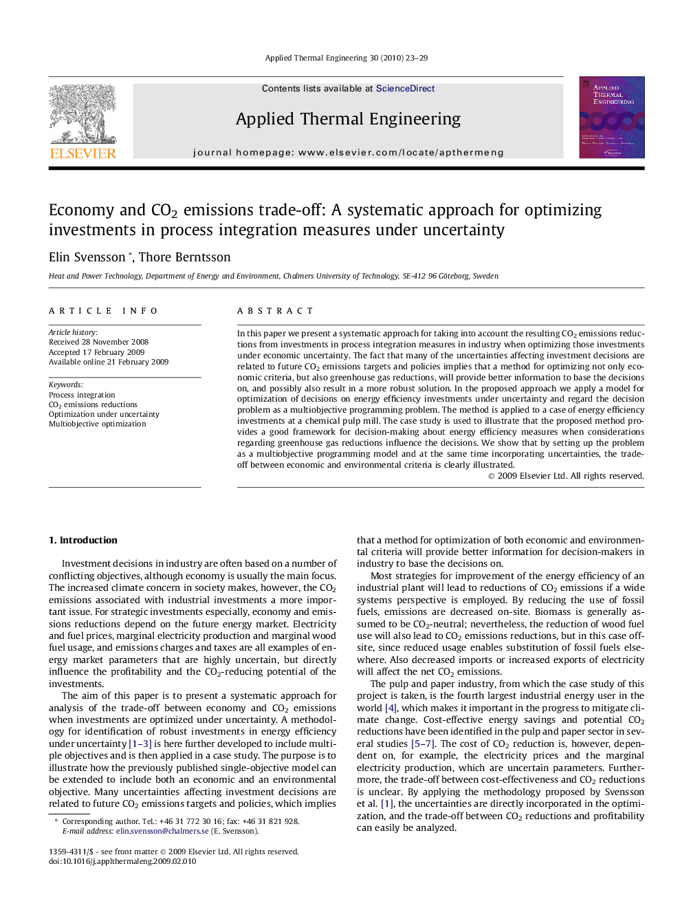 Economy and CO2 emissions trade-off: A systematic approach for optimizing investments in process integration measures under uncertainty