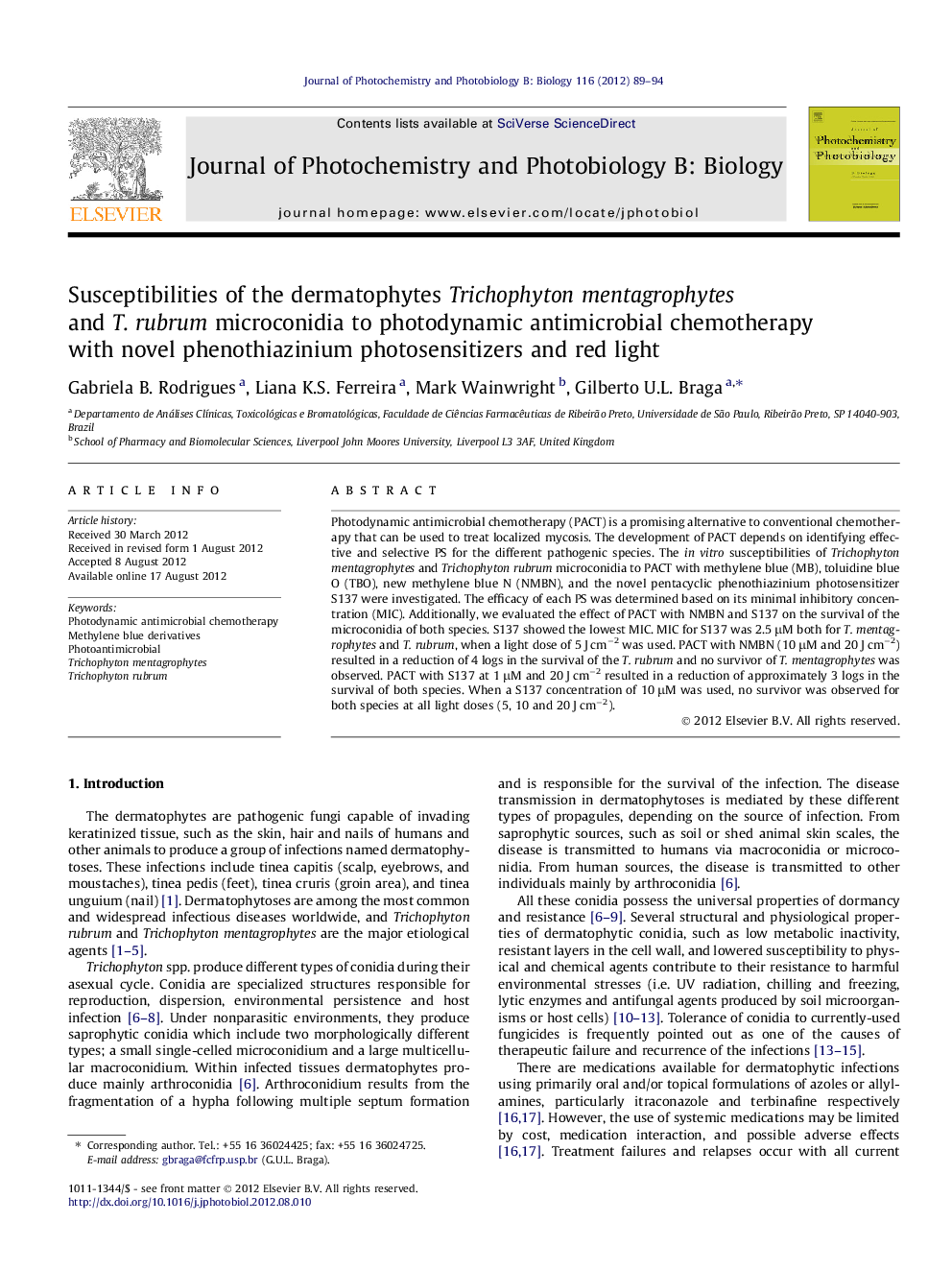 Susceptibilities of the dermatophytes Trichophyton mentagrophytes and T. rubrum microconidia to photodynamic antimicrobial chemotherapy with novel phenothiazinium photosensitizers and red light