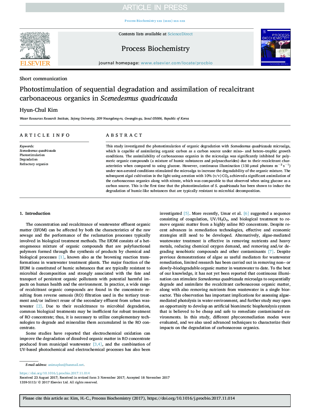 Photostimulation of sequential degradation and assimilation of recalcitrant carbonaceous organics in Scenedesmus quadricauda