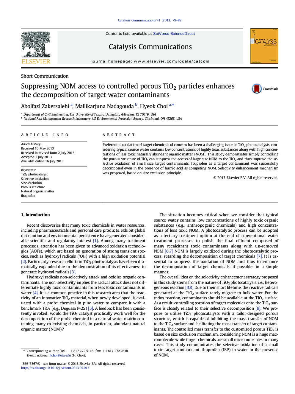 Suppressing NOM access to controlled porous TiO2 particles enhances the decomposition of target water contaminants