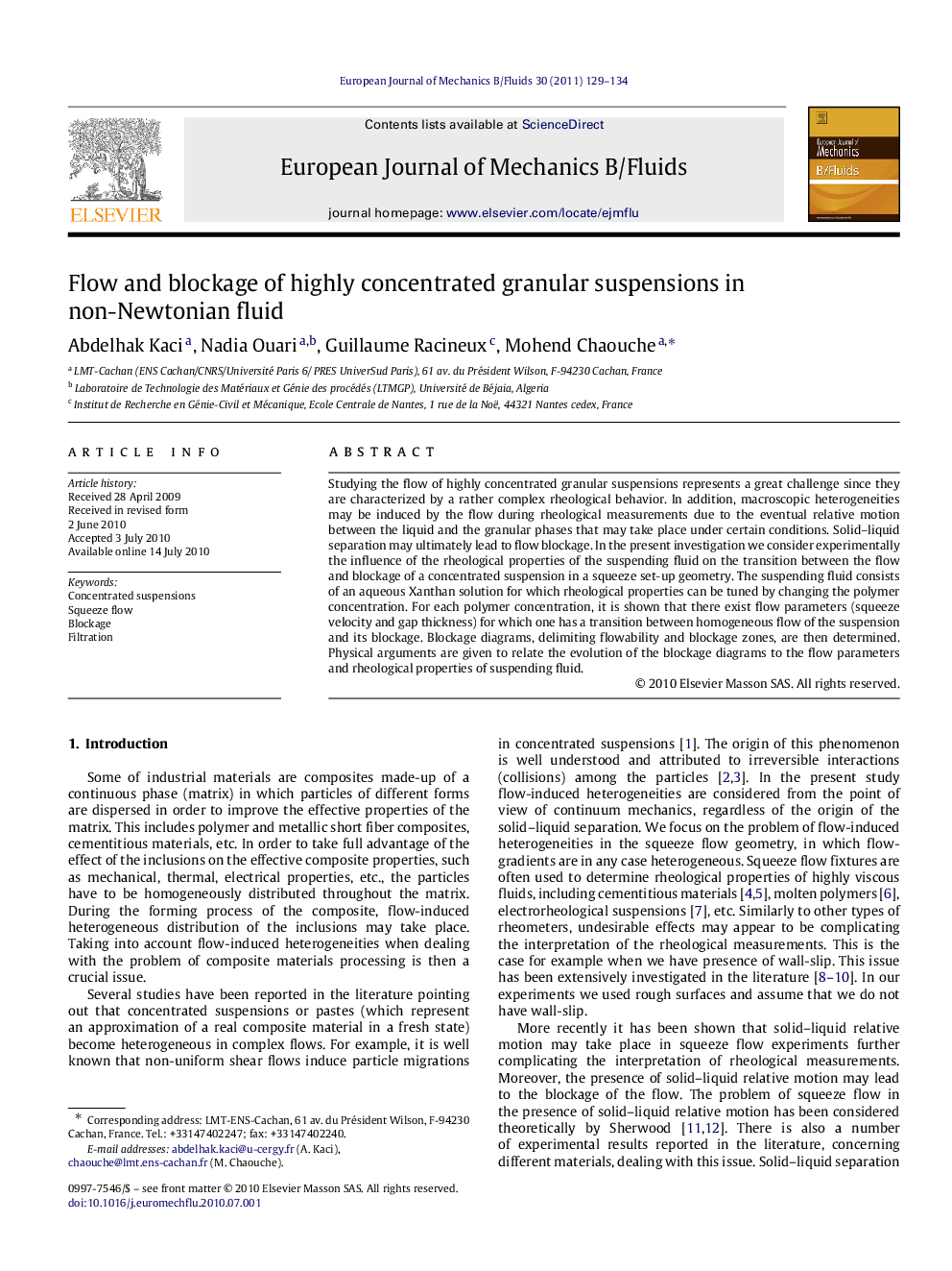 Flow and blockage of highly concentrated granular suspensions in non-Newtonian fluid