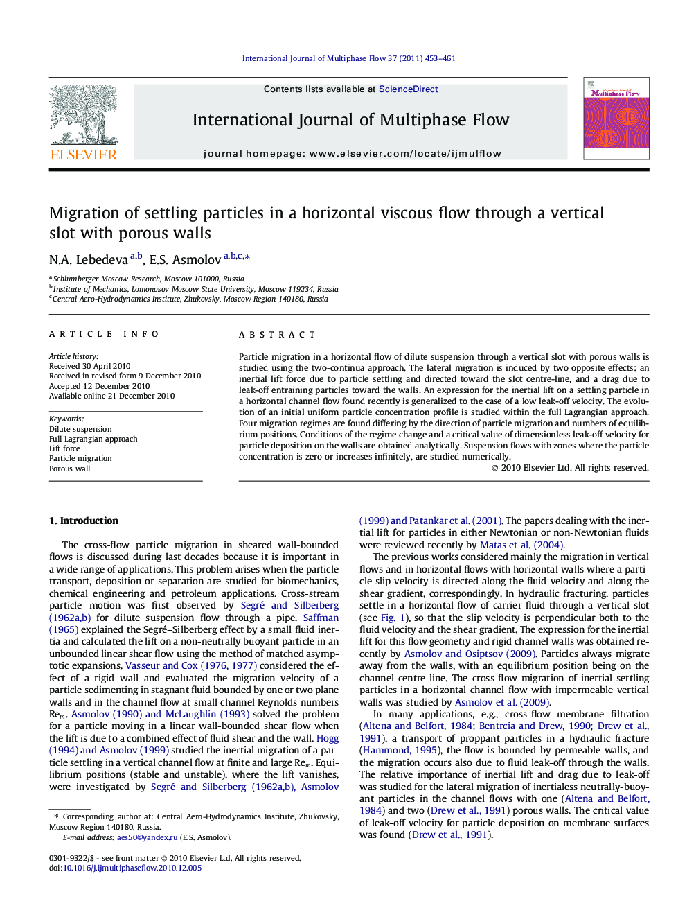 Migration of settling particles in a horizontal viscous flow through a vertical slot with porous walls