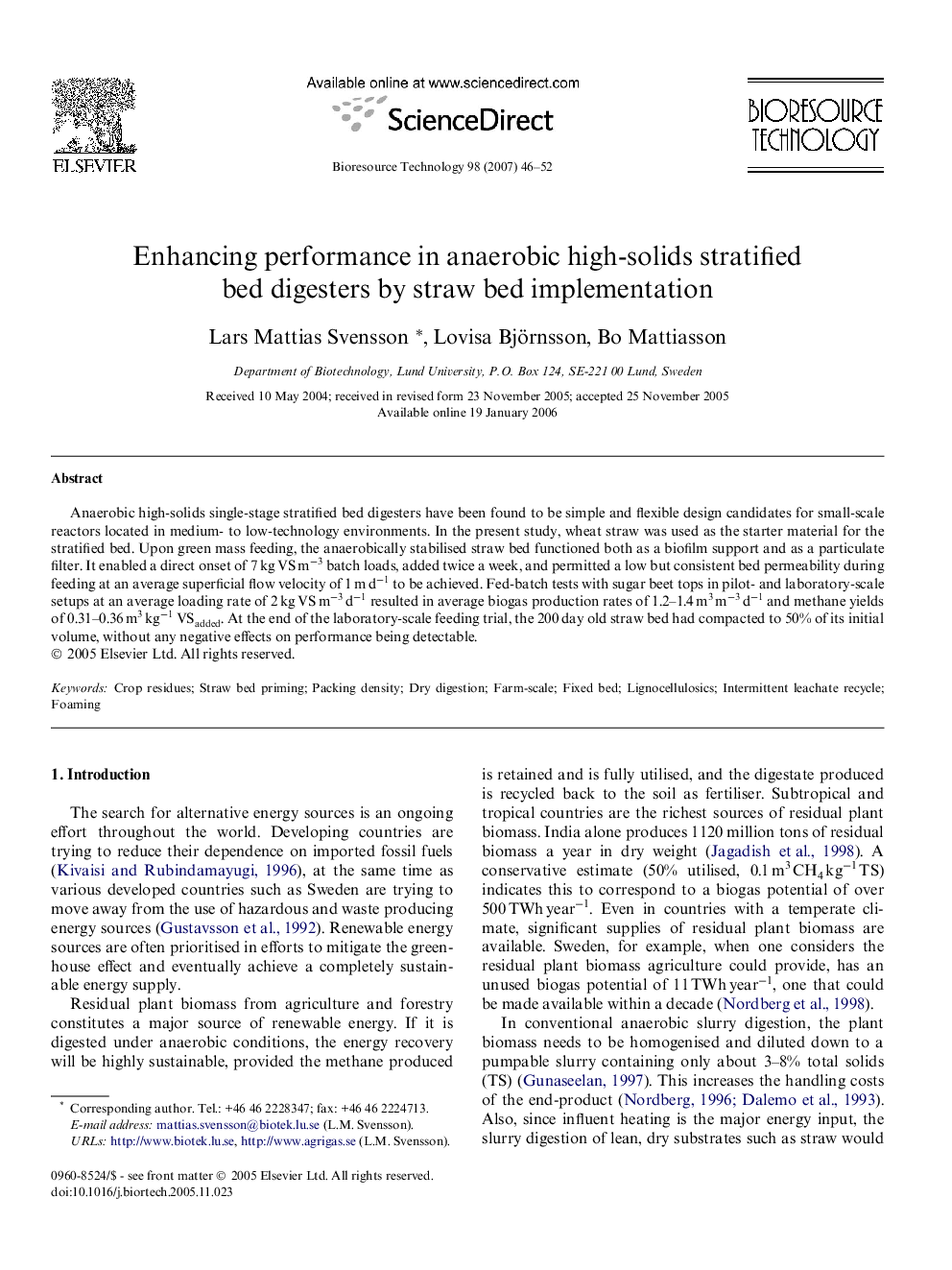 Enhancing performance in anaerobic high-solids stratified bed digesters by straw bed implementation