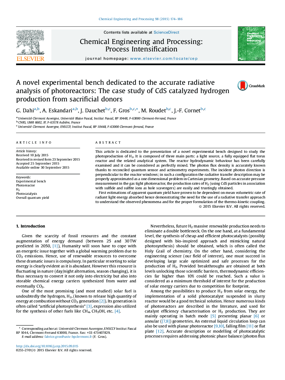 A novel experimental bench dedicated to the accurate radiative analysis of photoreactors: The case study of CdS catalyzed hydrogen production from sacrificial donors