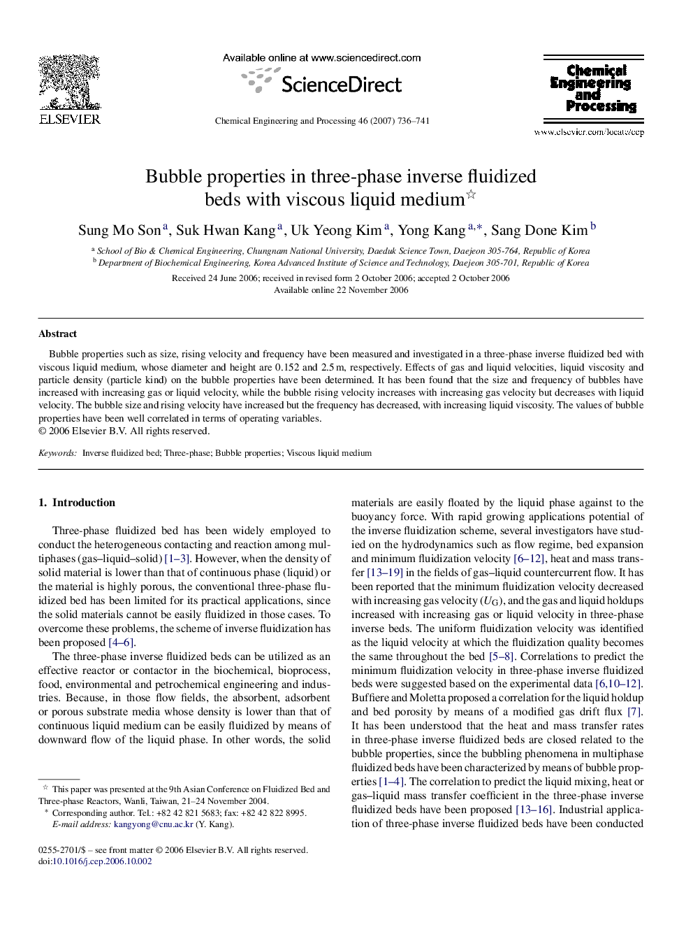 Bubble properties in three-phase inverse fluidized beds with viscous liquid medium 