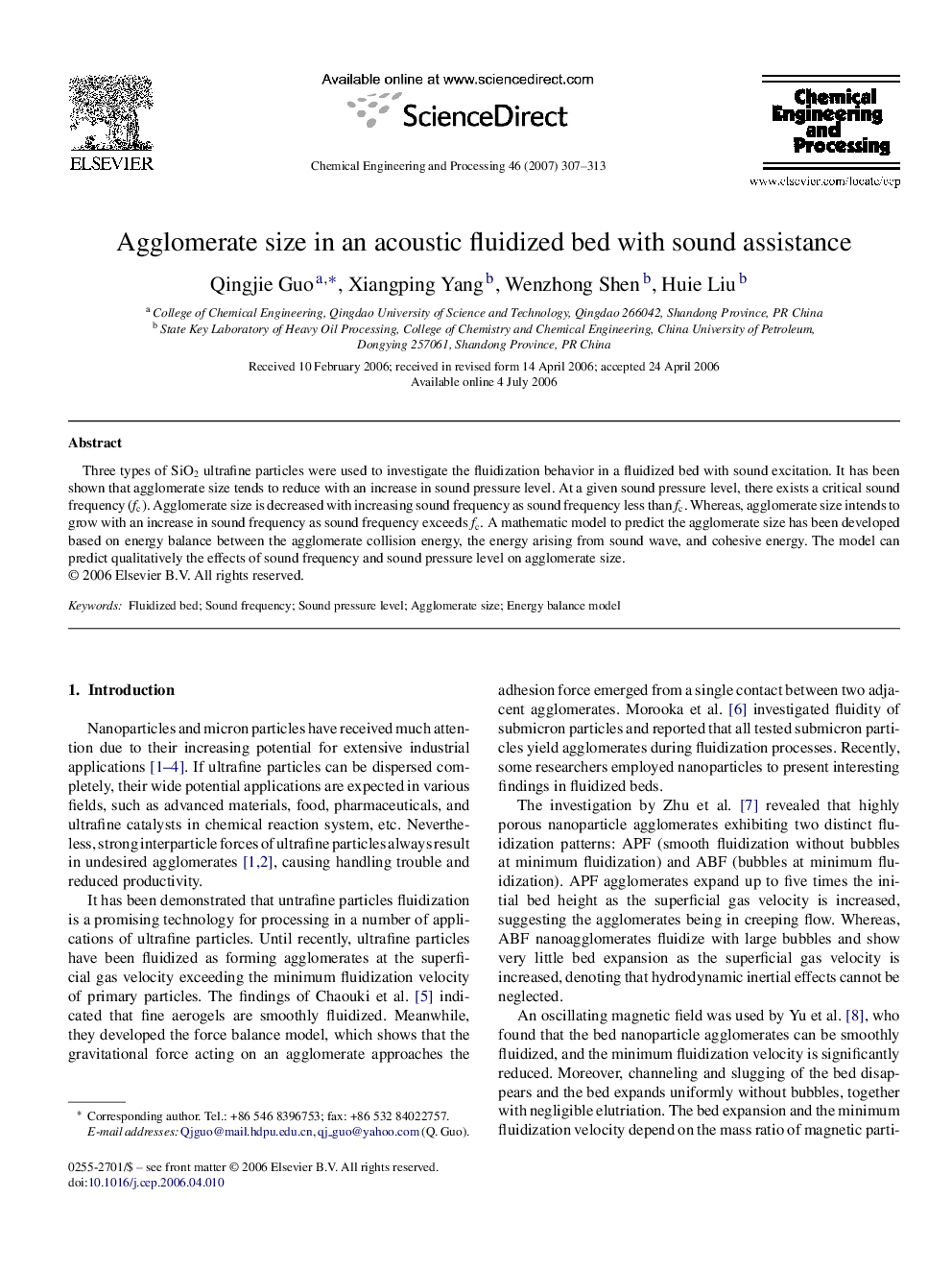 Agglomerate size in an acoustic fluidized bed with sound assistance