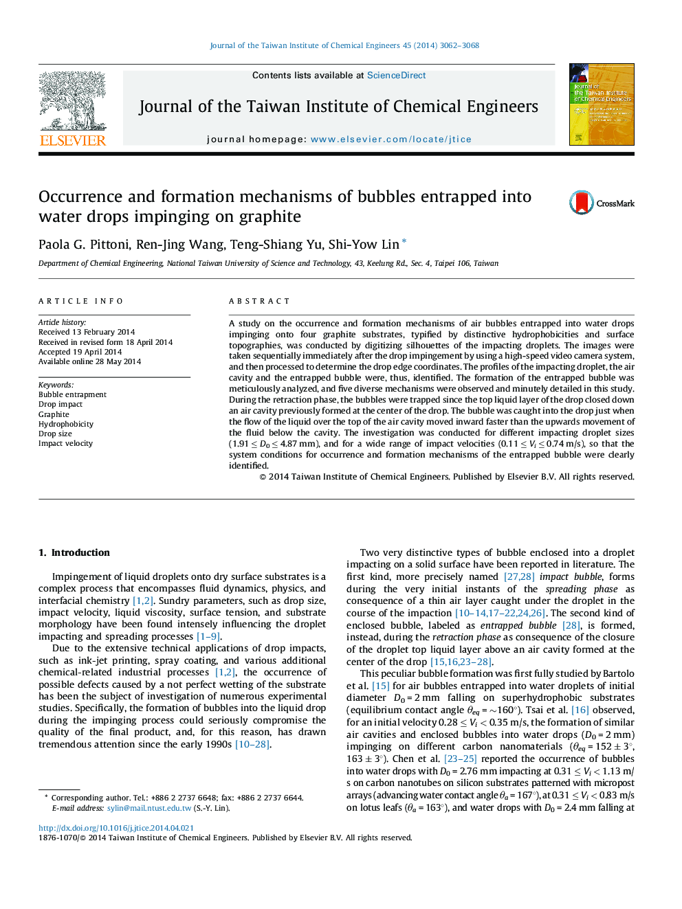 Occurrence and formation mechanisms of bubbles entrapped into water drops impinging on graphite