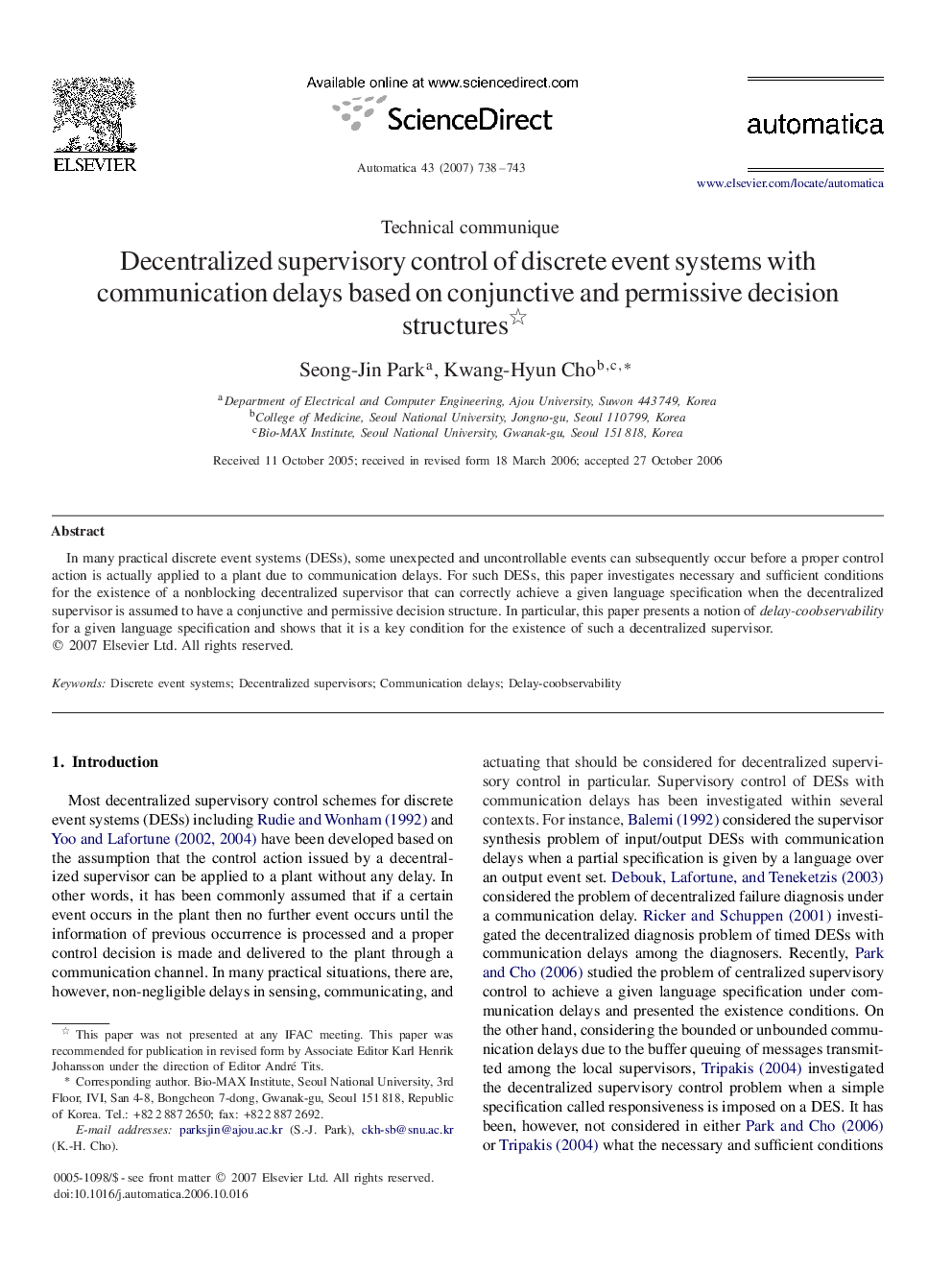 Decentralized supervisory control of discrete event systems with communication delays based on conjunctive and permissive decision structures 