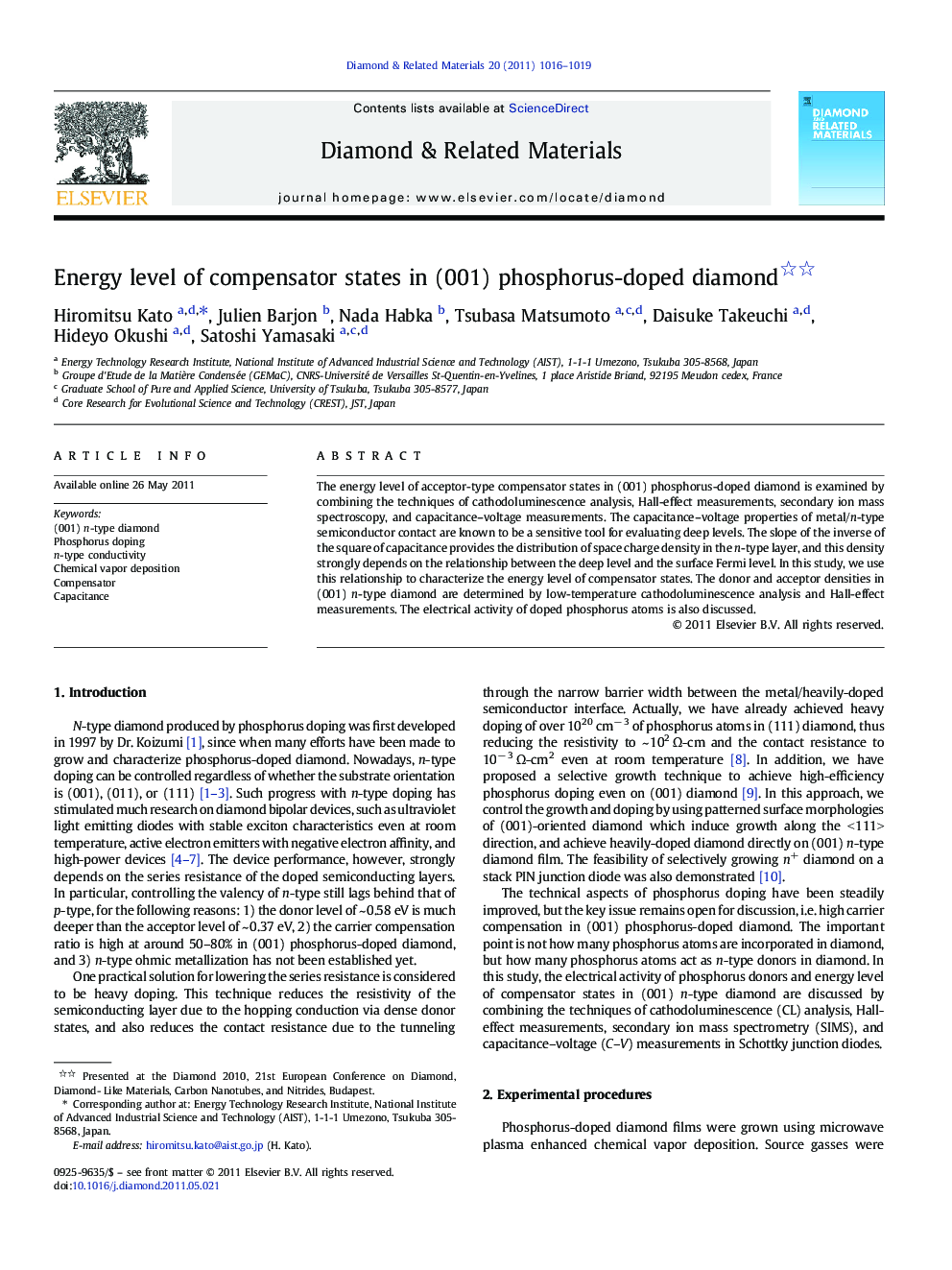 Energy level of compensator states in (001) phosphorus-doped diamond 