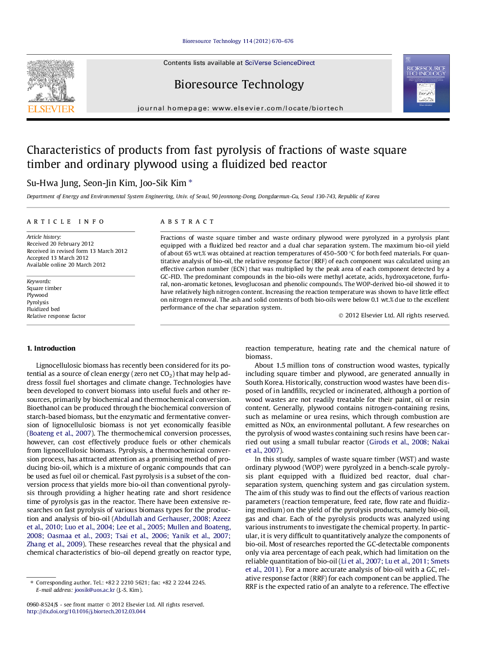 Characteristics of products from fast pyrolysis of fractions of waste square timber and ordinary plywood using a fluidized bed reactor