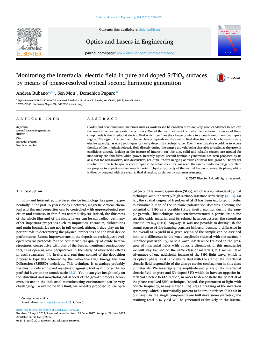 Monitoring the interfacial electric field in pure and doped SrTiO3 surfaces by means of phase-resolved optical second harmonic generation