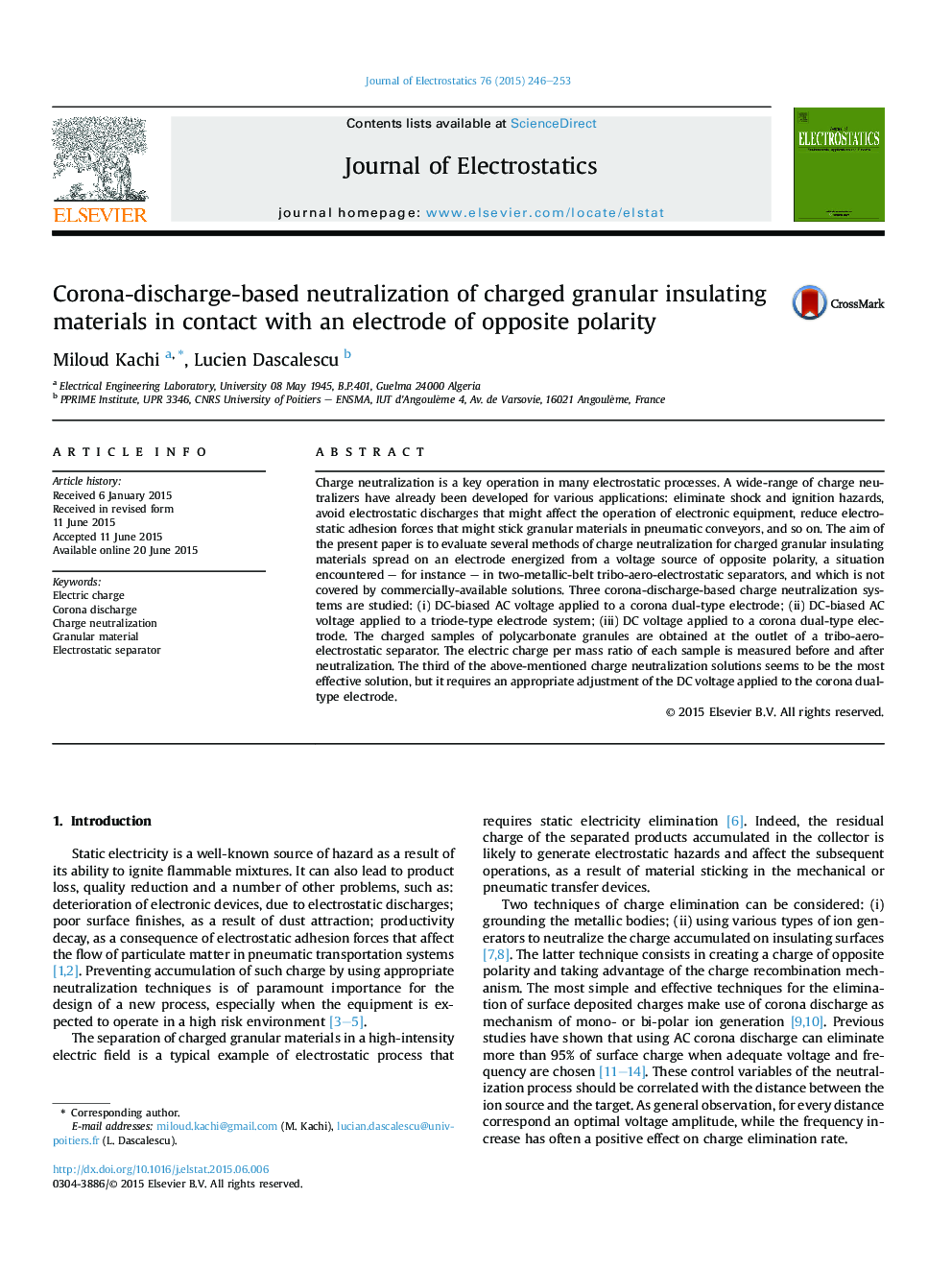 Corona-discharge-based neutralization of charged granular insulating materials in contact with an electrode of opposite polarity