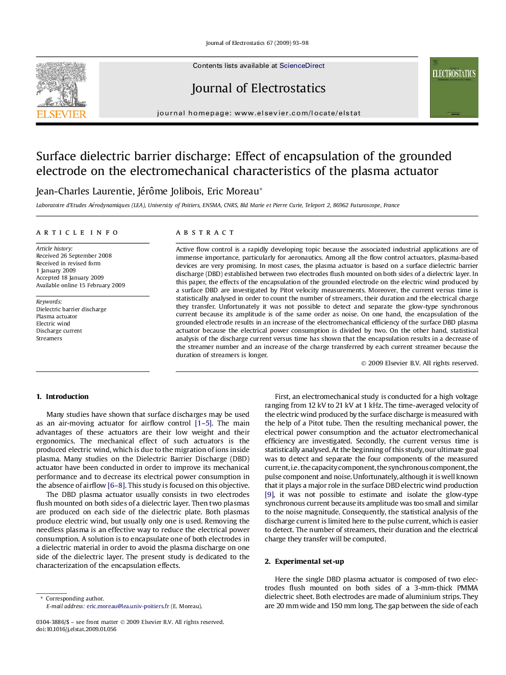 Surface dielectric barrier discharge: Effect of encapsulation of the grounded electrode on the electromechanical characteristics of the plasma actuator