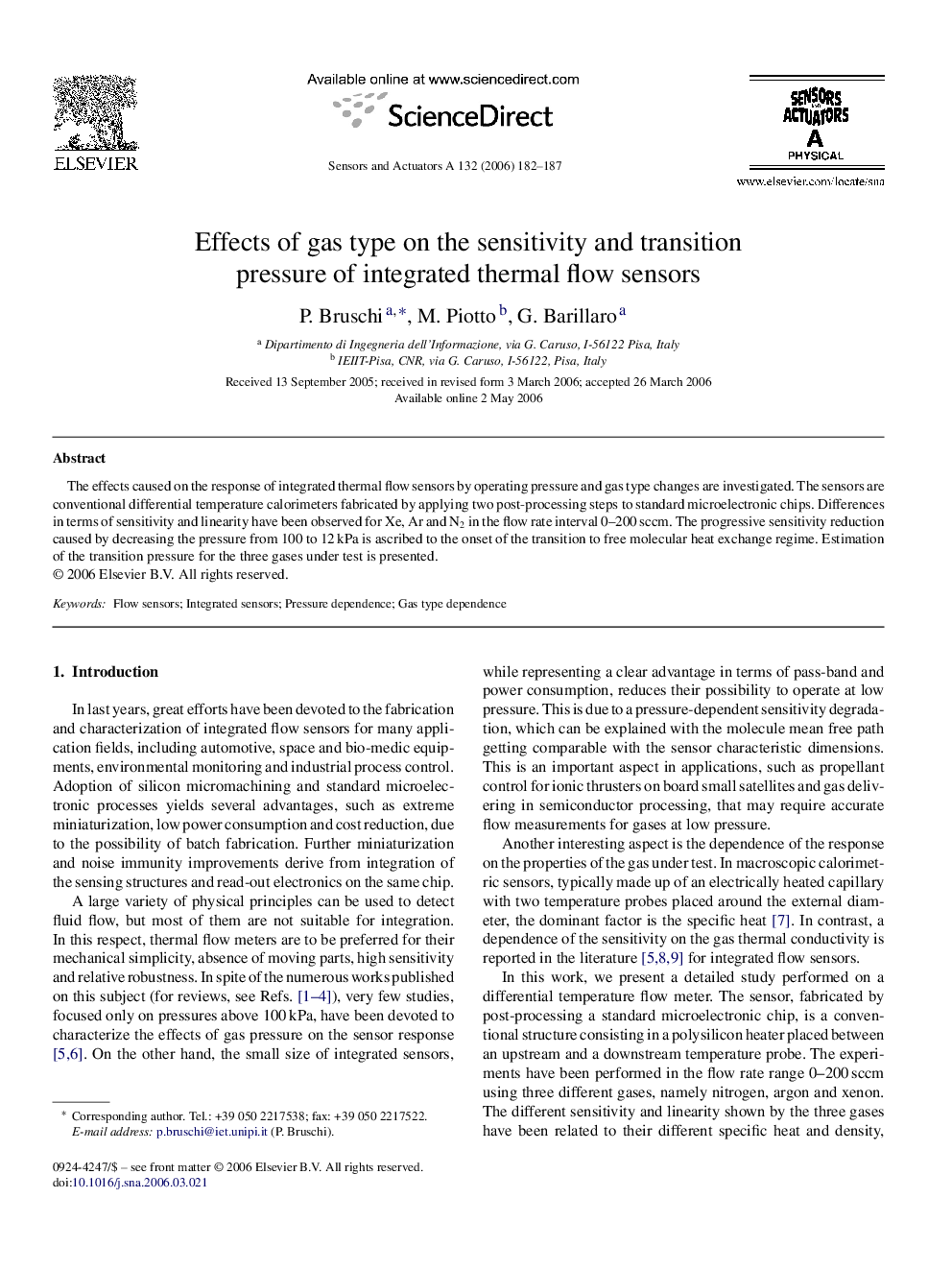 Effects of gas type on the sensitivity and transition pressure of integrated thermal flow sensors