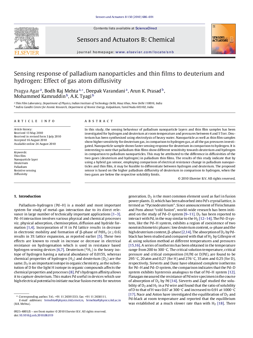 Sensing response of palladium nanoparticles and thin films to deuterium and hydrogen: Effect of gas atom diffusivity