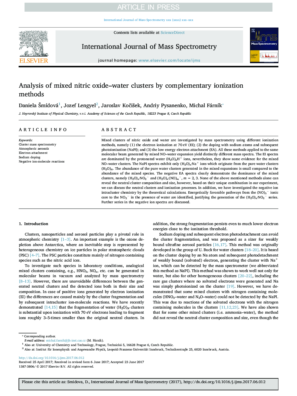 Analysis of mixed nitric oxide-water clusters by complementary ionization methods