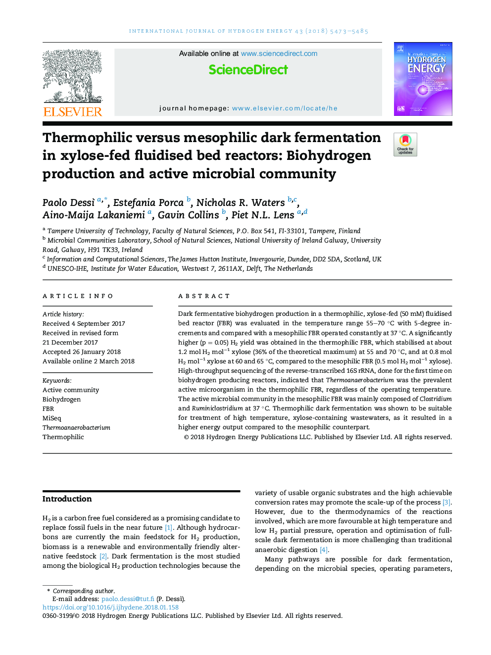 ترموفیلی در مقابل تخمیر تیره مازوفیلی در راکتورهای تخت مایع خوراکی زایلوز: تولید بیوشیمیایی و جامعه میکروبی فعال 
