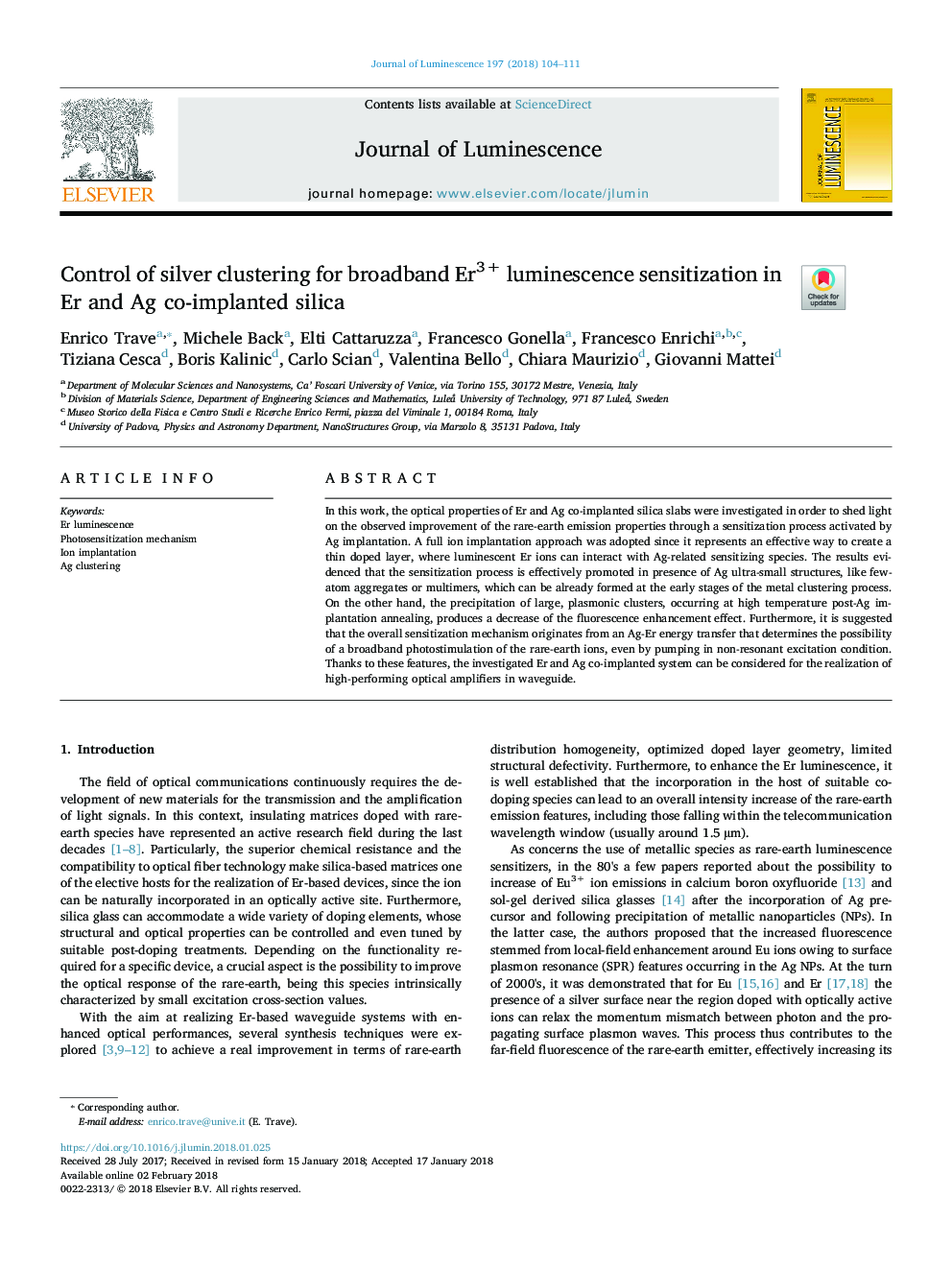 Control of silver clustering for broadband Er3+ luminescence sensitization in Er and Ag co-implanted silica