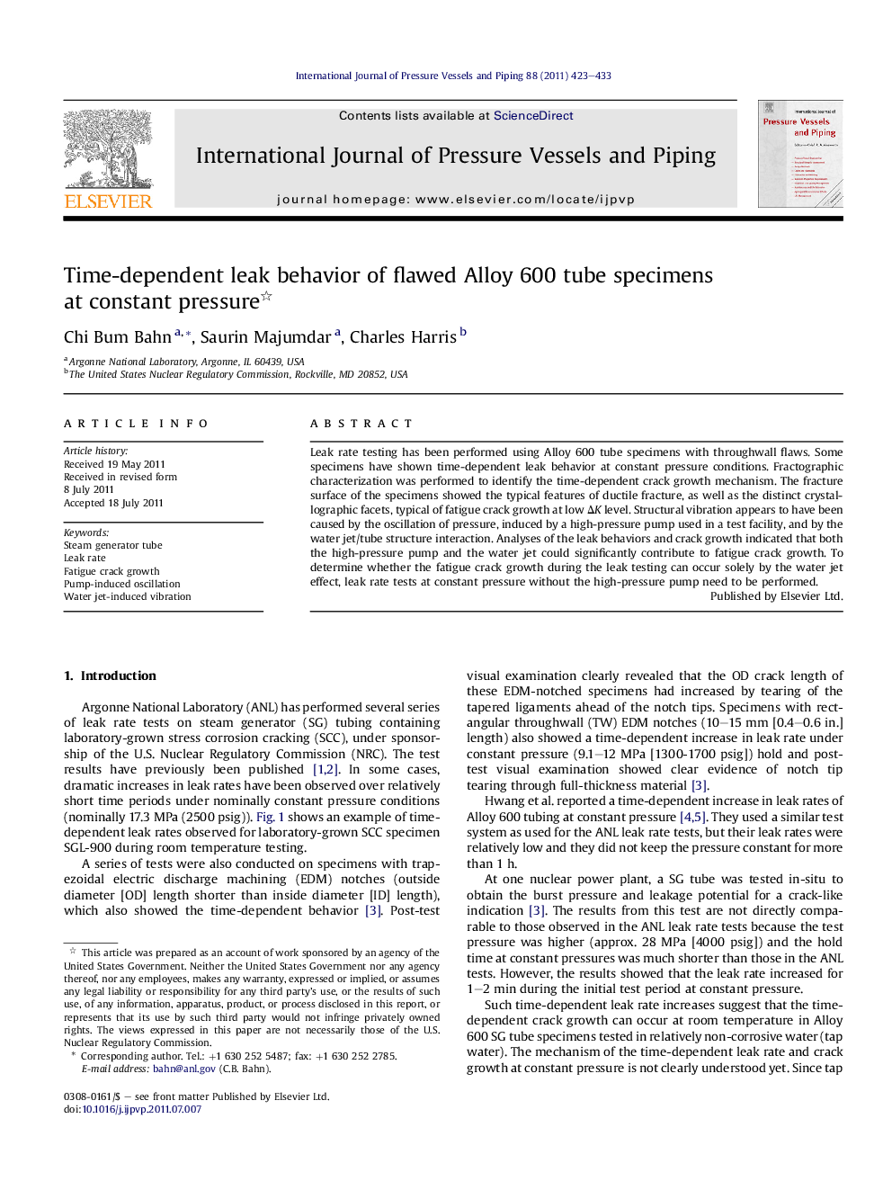 Time-dependent leak behavior of flawed Alloy 600 tube specimens at constant pressure 