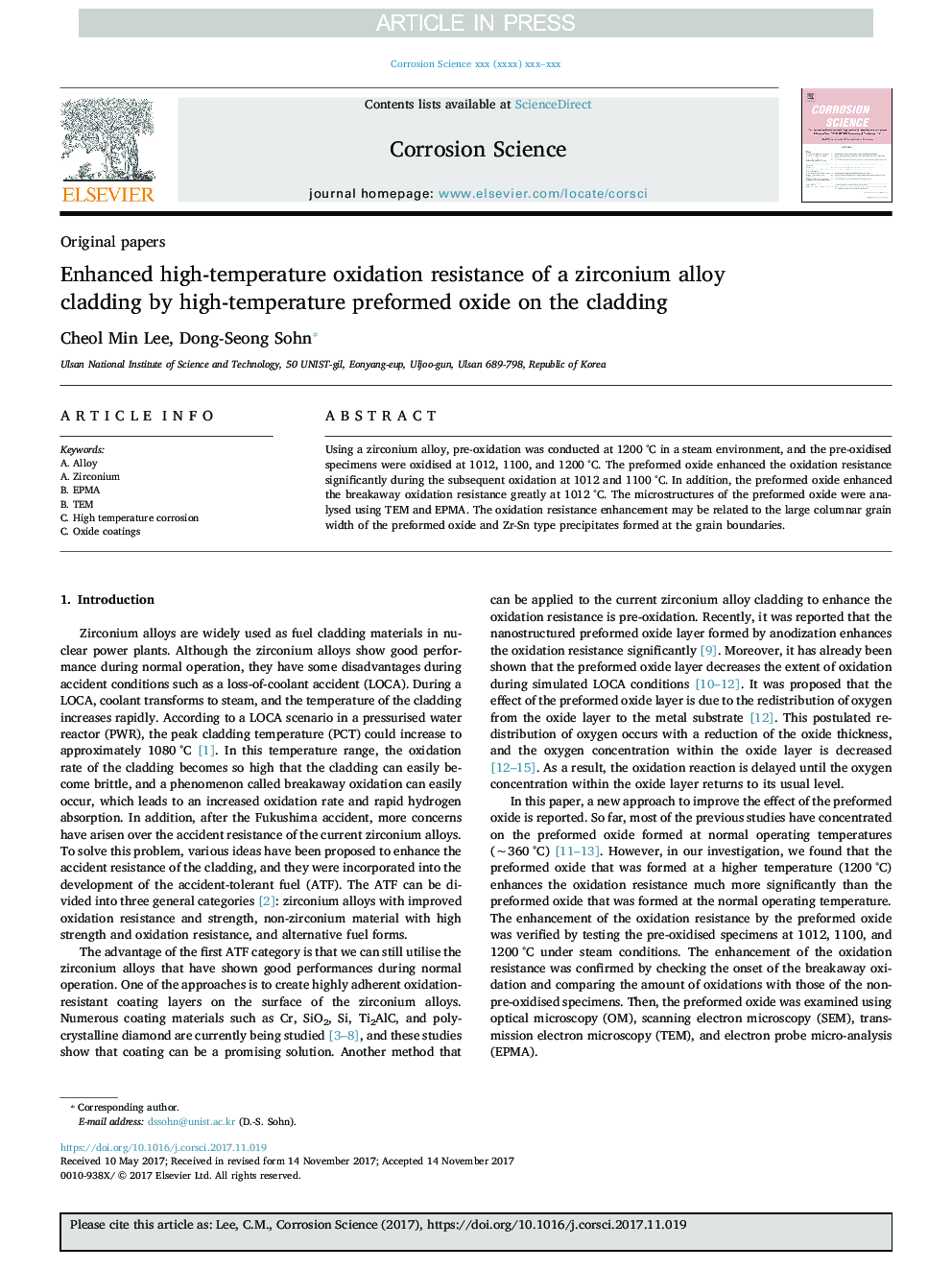 Enhanced high-temperature oxidation resistance of a zirconium alloy cladding by high-temperature preformed oxide on the cladding