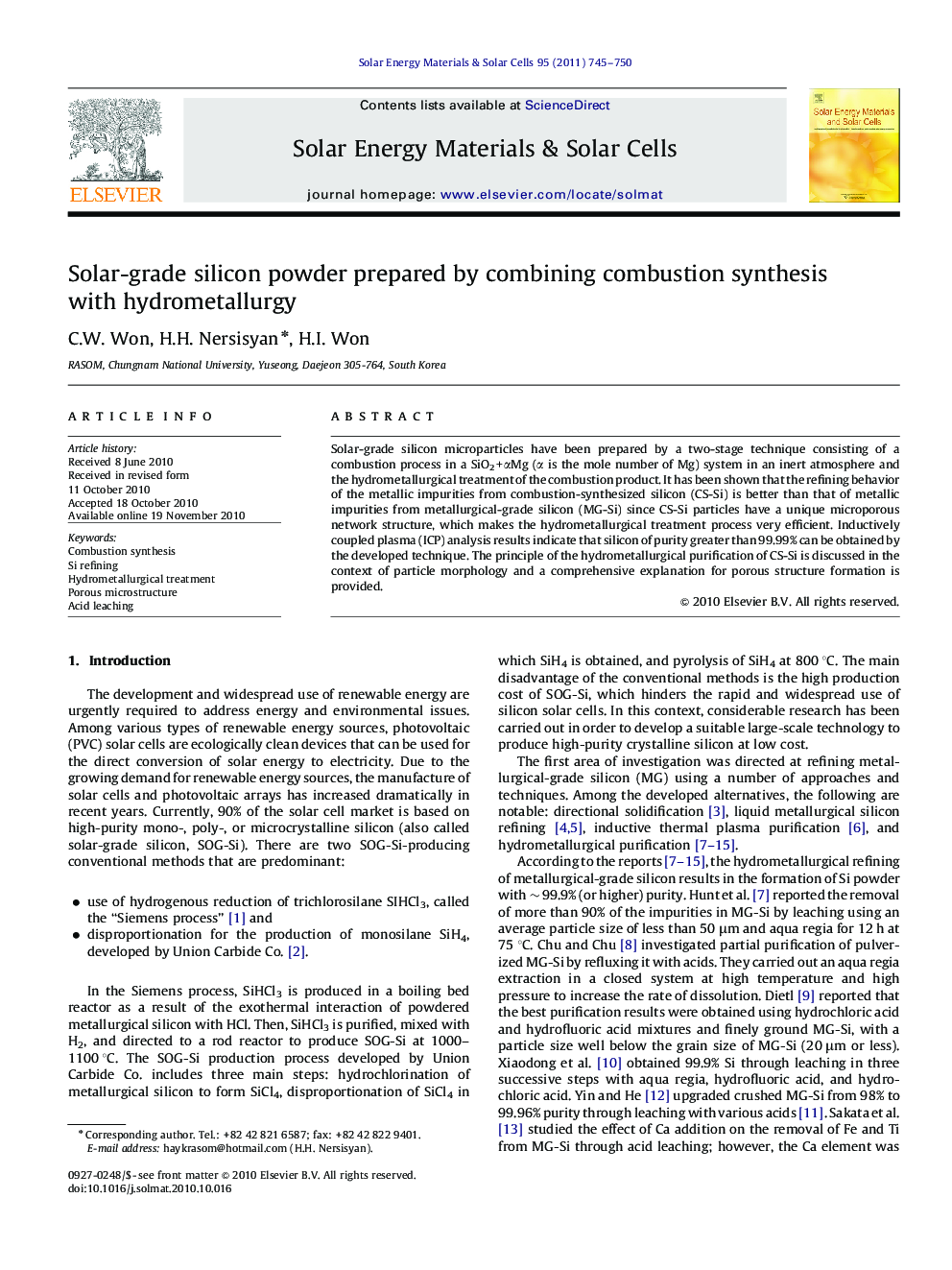 Solar-grade silicon powder prepared by combining combustion synthesis with hydrometallurgy