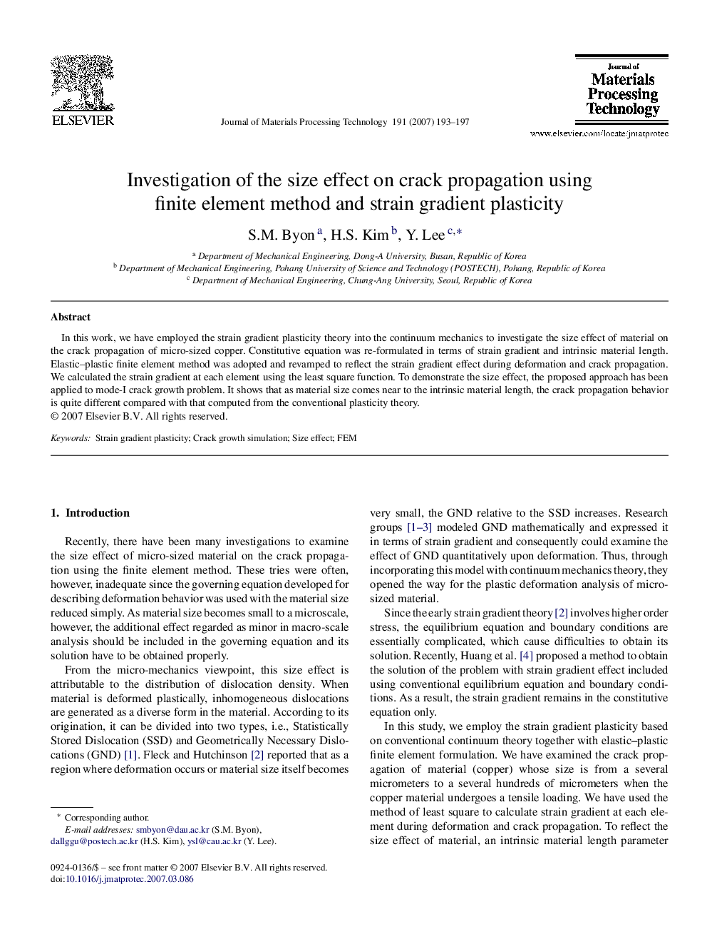 Investigation of the size effect on crack propagation using finite element method and strain gradient plasticity