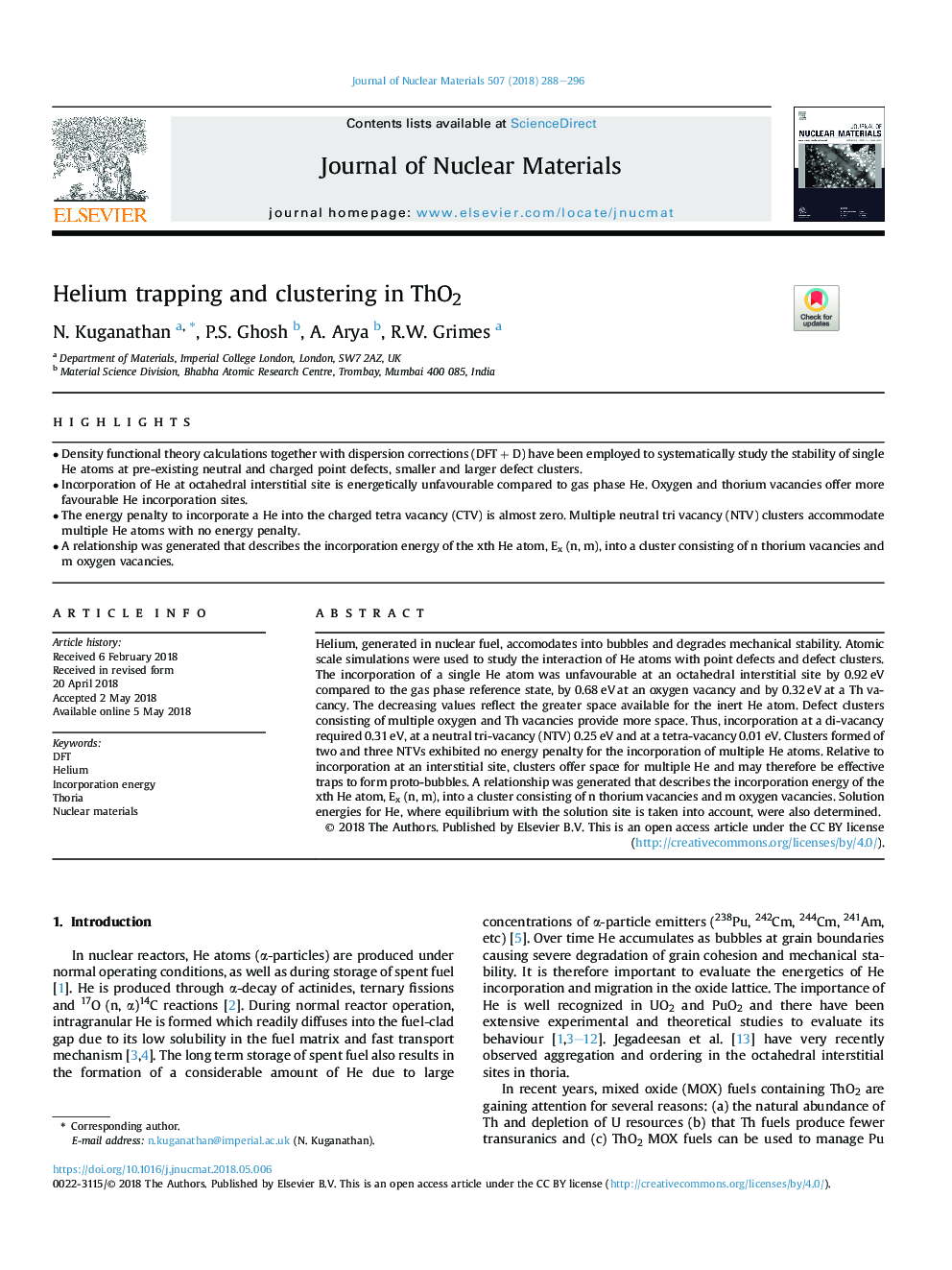 Helium trapping and clustering in ThO2