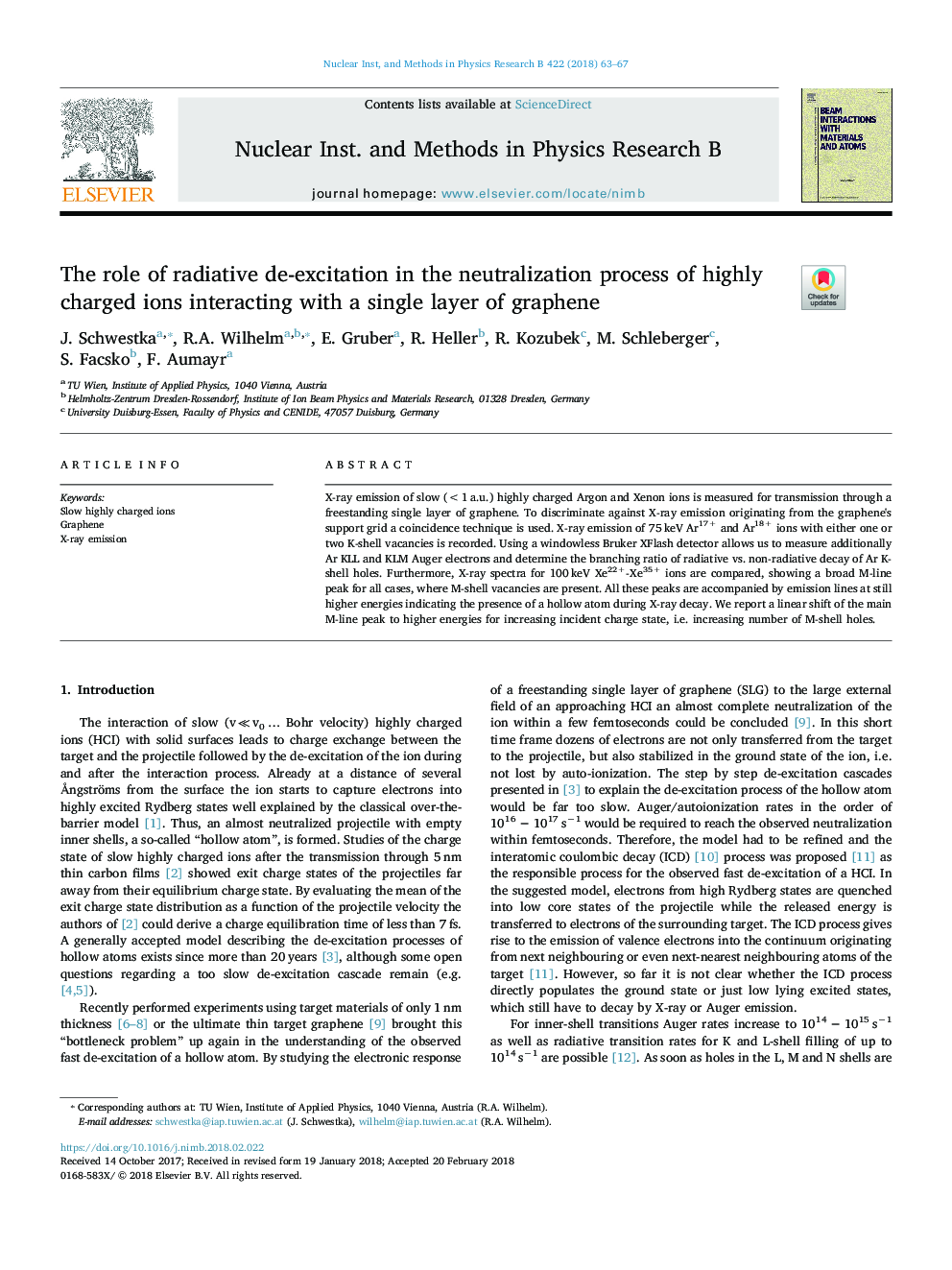 The role of radiative de-excitation in the neutralization process of highly charged ions interacting with a single layer of graphene