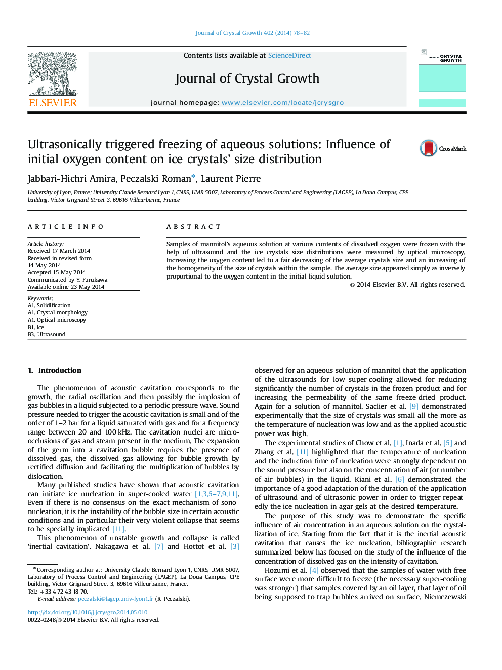 Ultrasonically triggered freezing of aqueous solutions: Influence of initial oxygen content on ice crystals×³ size distribution