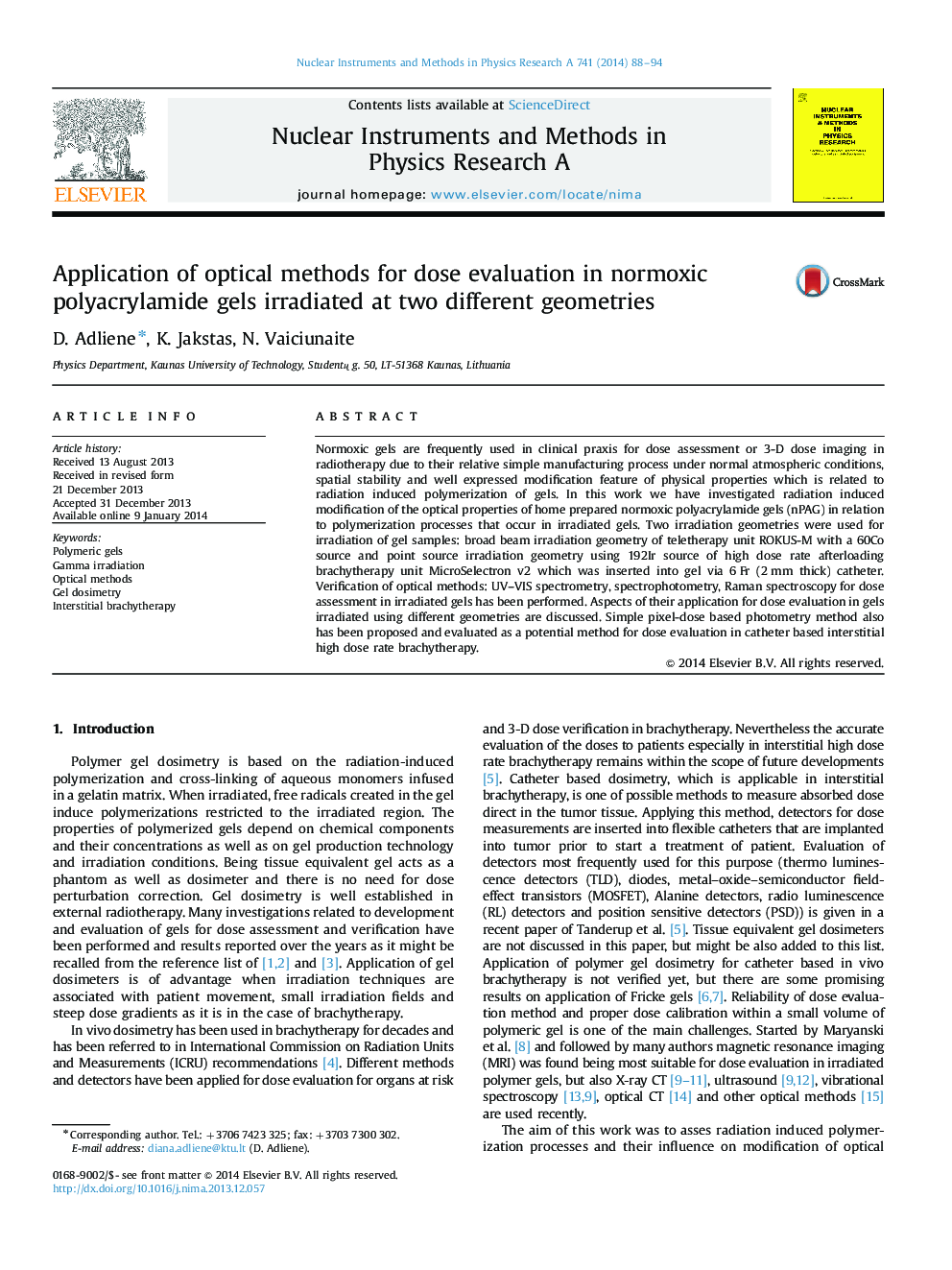 Application of optical methods for dose evaluation in normoxic polyacrylamide gels irradiated at two different geometries