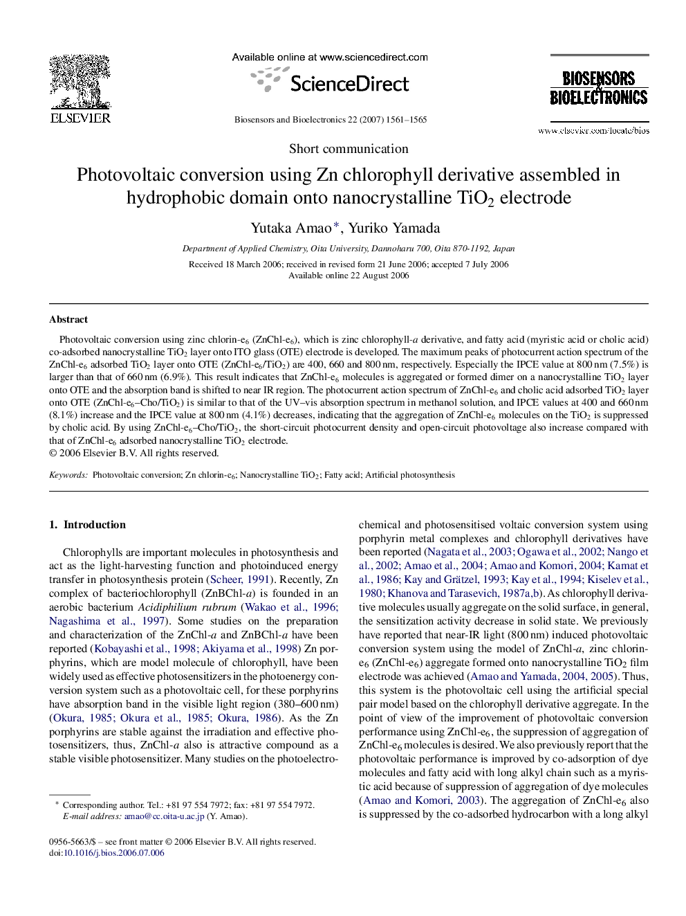 Photovoltaic conversion using Zn chlorophyll derivative assembled in hydrophobic domain onto nanocrystalline TiO2 electrode