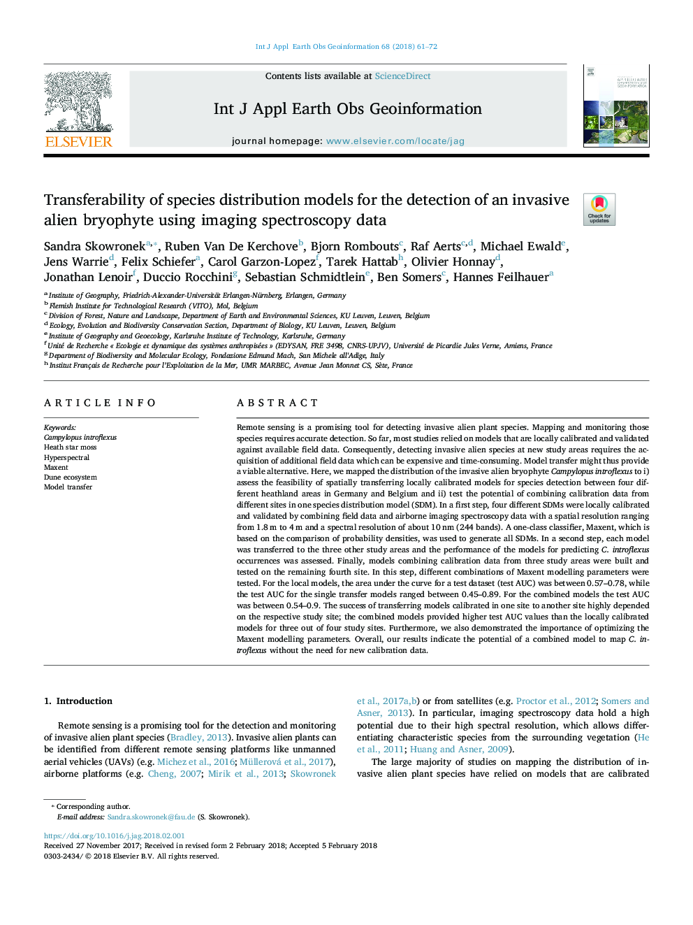 Transferability of species distribution models for the detection of an invasive alien bryophyte using imaging spectroscopy data