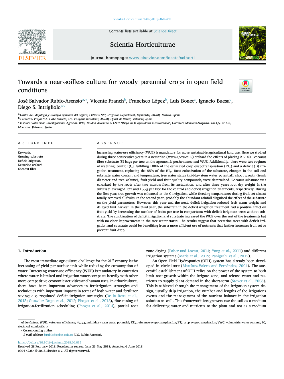 Towards a near-soilless culture for woody perennial crops in open field conditions