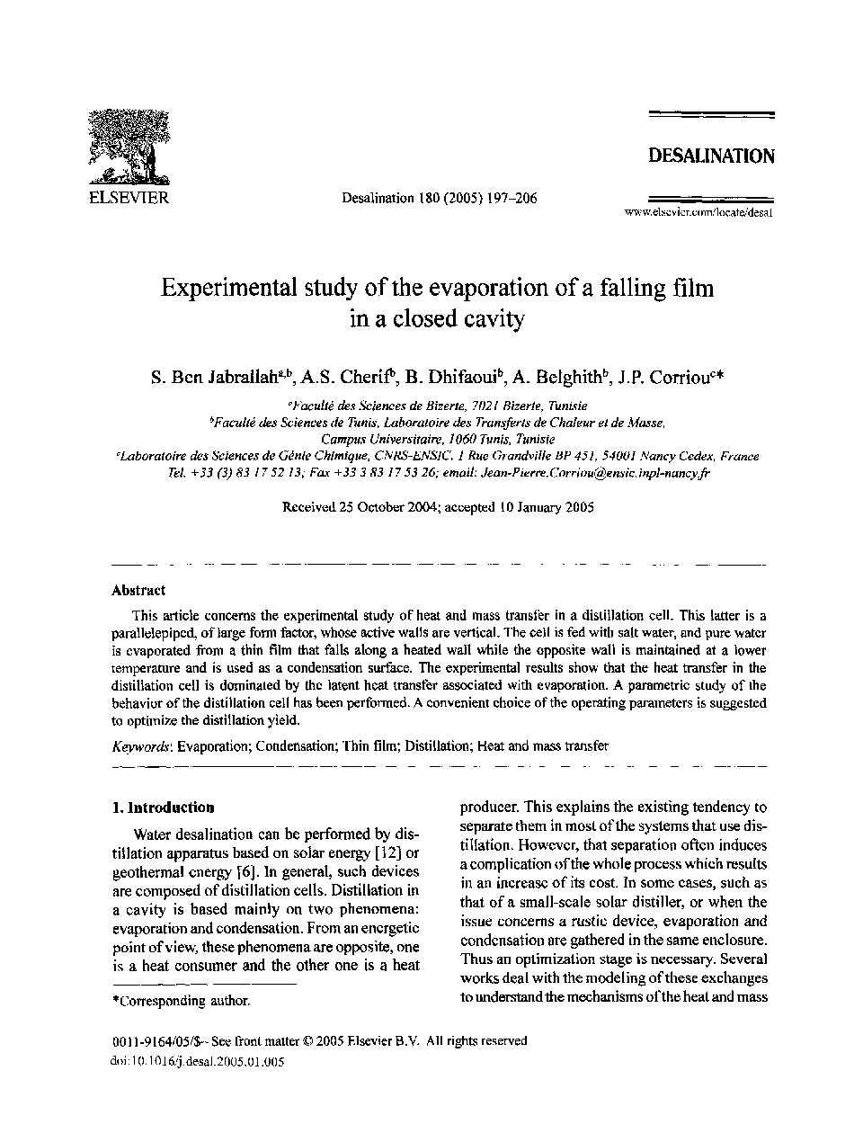 Experimental study of the evaporation of a falling film in a closed cavity
