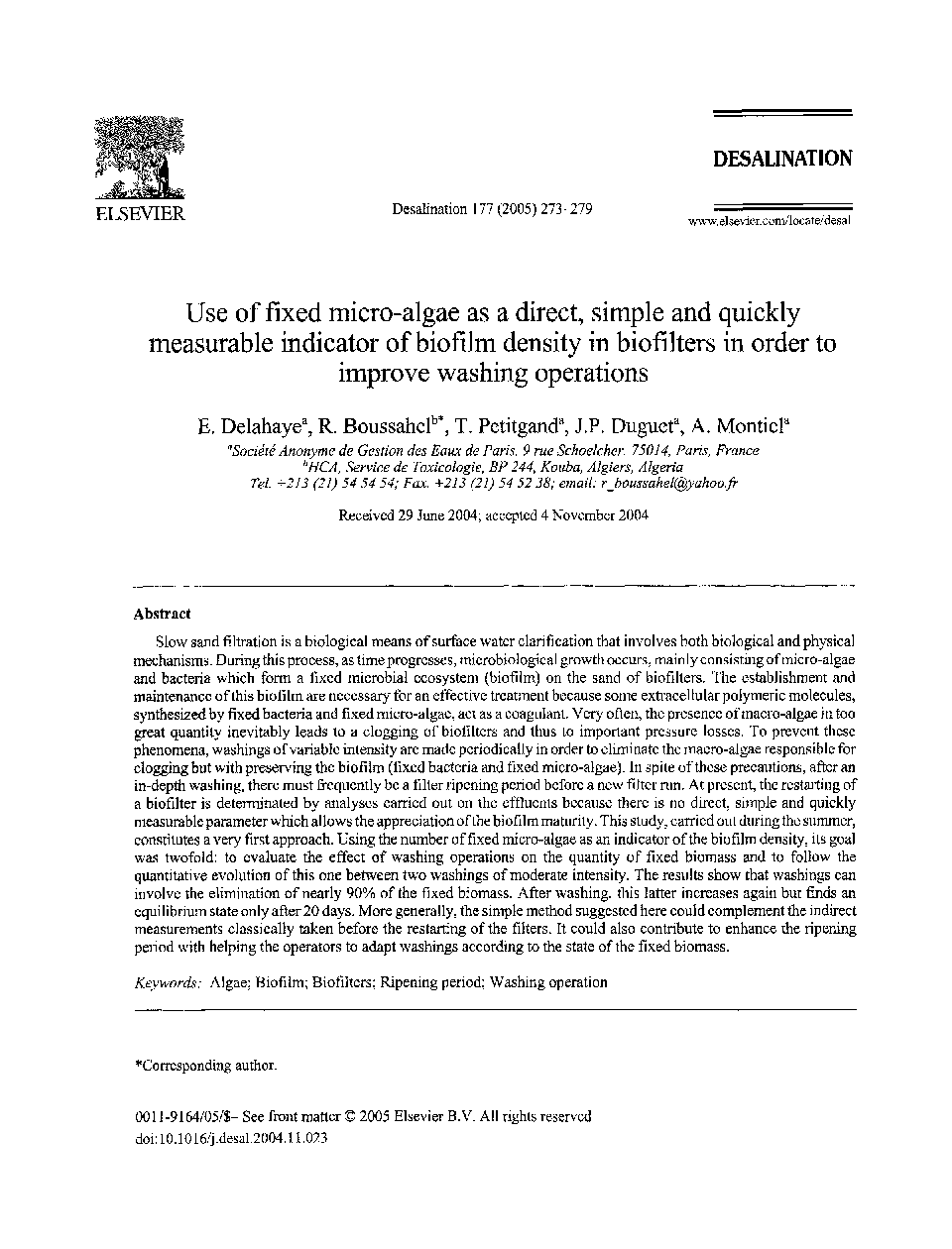 Use of fixed micro-algae as a direct, simple and quickly measurable indicator of biofilm density in biofilters in order to improve washing operations