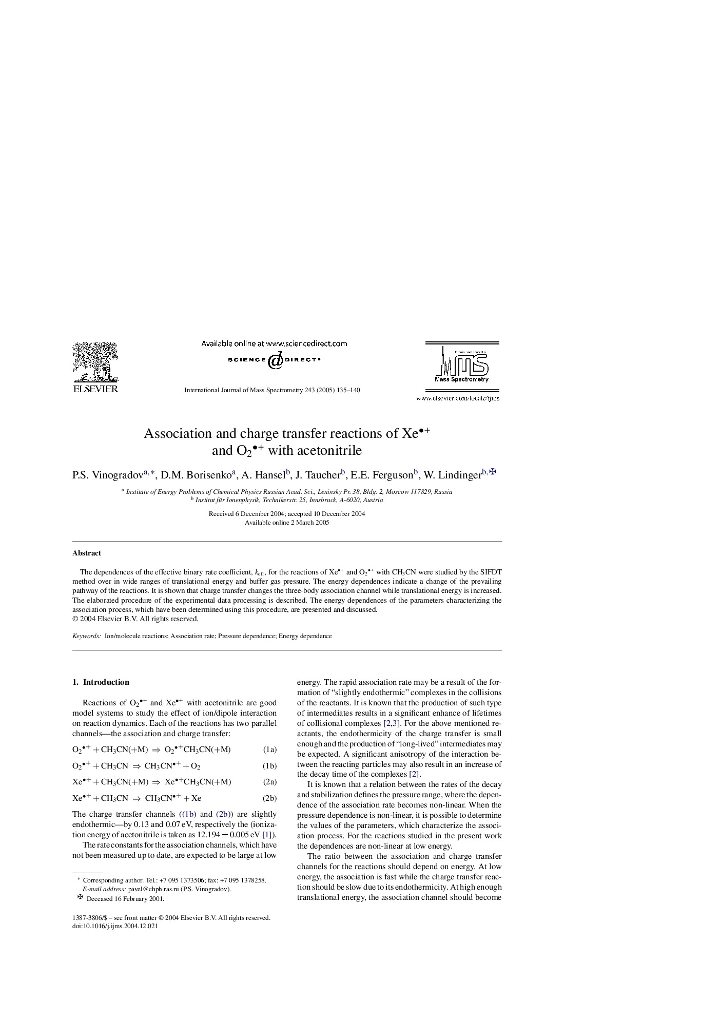 Association and charge transfer reactions of Xe+ and O2+ with acetonitrile