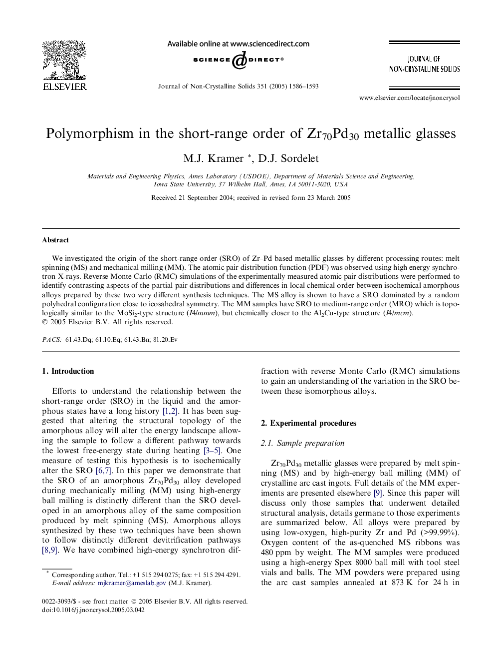 Polymorphism in the short-range order of Zr70Pd30 metallic glasses