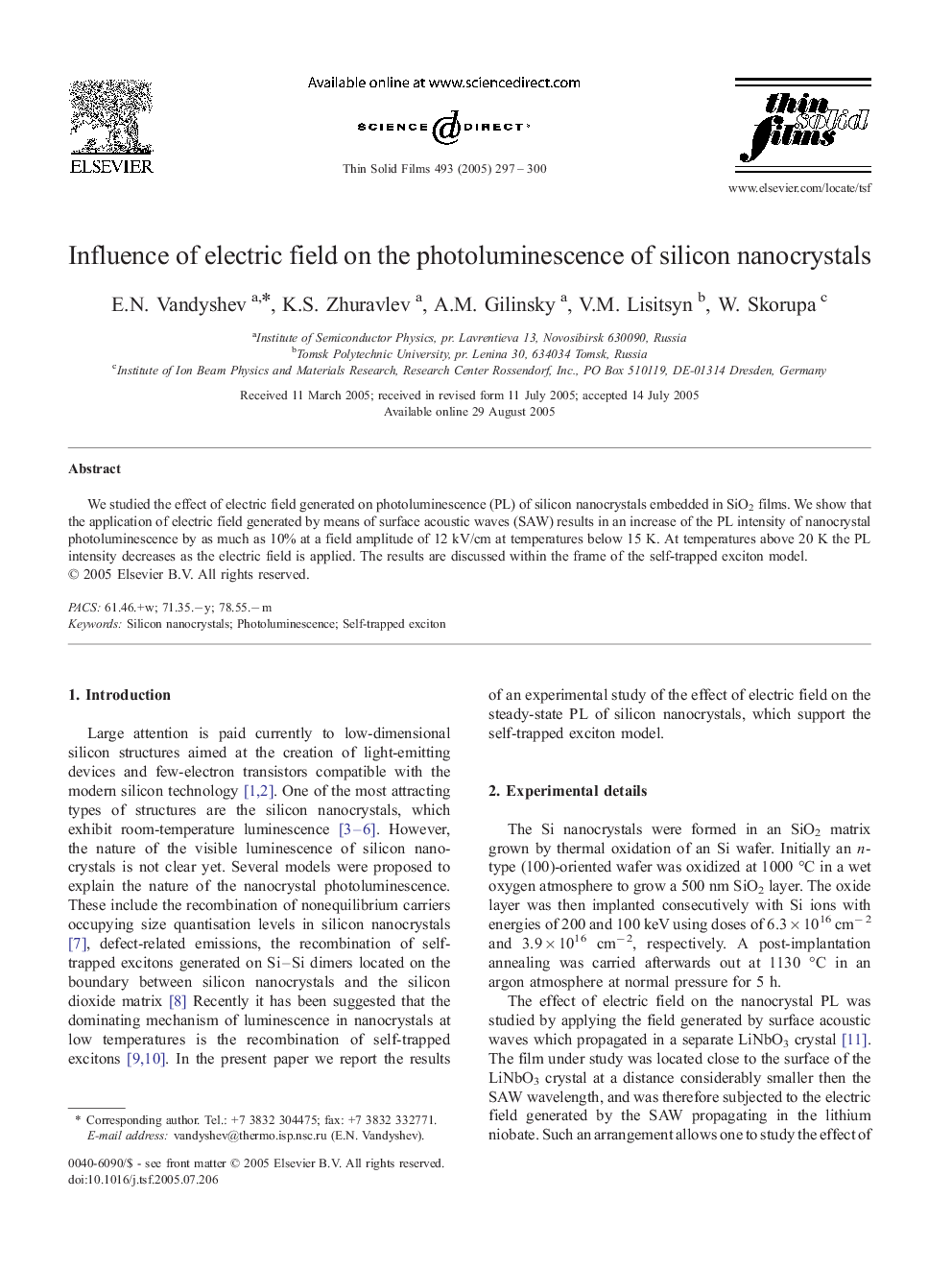 Influence of electric field on the photoluminescence of silicon nanocrystals