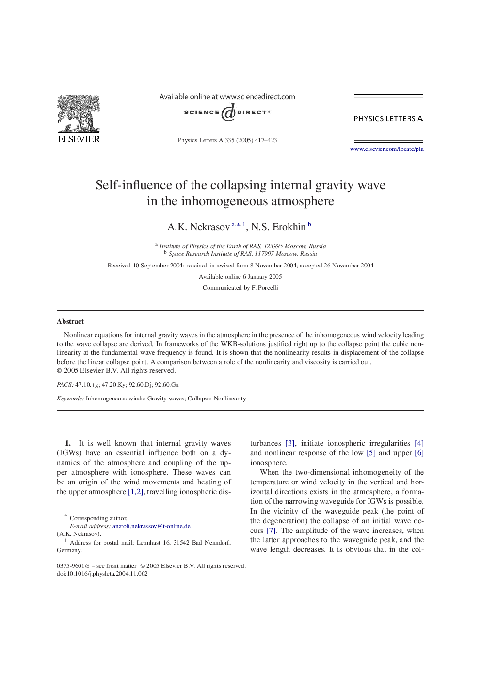 Self-influence of the collapsing internal gravity wave in the inhomogeneous atmosphere